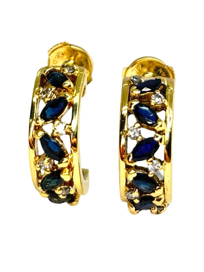 Boucles d’oreilles en or jaune 18 carats serties de saphirs totalisant 0,50 carat et de diamants pour un poids total de 0,10 carat. Leur design raffiné met en valeur la profondeur intense des saphirs, sublimée par l’éclat délicat des diamants. Élégantes et lumineuses, ces boucles apportent sophistication et charme intemporel, idéales pour sublimer chaque tenue.
