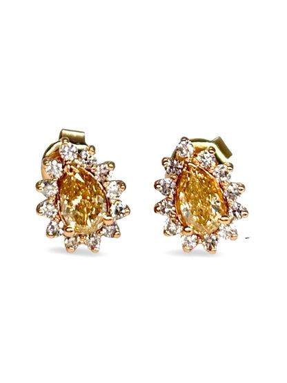 Boucles d’oreilles en or rose 14 carats serties de diamants jaunes. Ce bijou raffiné séduit par la douceur de l’or rose et l’éclat lumineux des diamants jaunes, offrant une touche élégante et originale. Idéales pour sublimer une tenue au quotidien ou lors d’une occasion spéciale, ces boucles d’oreilles allient modernité, finesse et charme précieux.