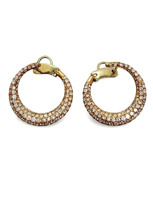 Boucles d’oreilles en or rose serties de diamants de 1,2 carat, offrant une brillance élégante et raffinée. Leur design délicat met en valeur l’éclat naturel des pierres, parfait pour sublimer une tenue chic ou illuminer le quotidien. Ces boucles allient modernité, finesse et éclat intemporel.