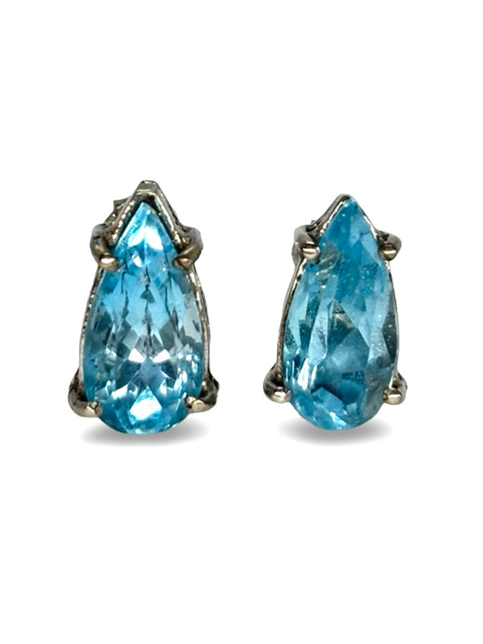 Boucles d’oreilles en platine 950 ornées de topazes éclatantes. Ce bijou raffiné associe la pureté du platine à la brillance lumineuse de la topaze pour offrir une paire élégante et intemporelle. Idéales pour apporter une touche de sophistication et sublimer le visage avec une lumière délicate.