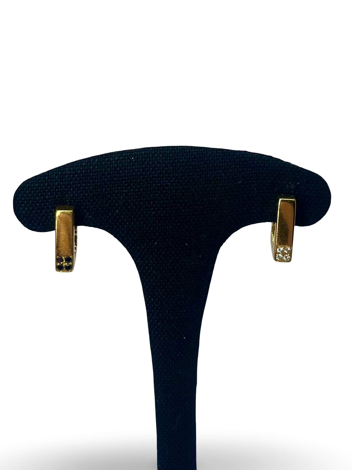 Sublimez votre style avec ces boucles d’oreilles en or blanc, élégamment serties de diamants incolores et noirs. Le contraste entre la brillance pure des diamants blancs et la profondeur mystérieuse des diamants noirs crée un équilibre raffiné, à la fois moderne et intemporel. Un bijou sophistiqué, idéal pour ajouter une touche de caractère à toutes vos tenues.