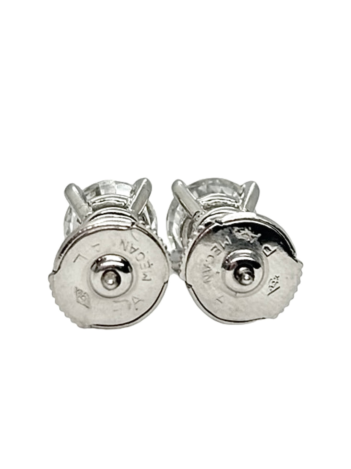 Puces d’oreilles en or blanc 18K serties de diamants totalisant 1,80 ct. Ces boucles d’oreilles puces en or blanc 18 carats se distinguent par leur élégance et leur éclat. Les diamants apportent une brillance raffinée, idéale pour une occasion spéciale ou pour sublimer une tenue au quotidien. Bijou intemporel et délicat, ces puces d’oreilles en or blanc et diamants constituent un choix élégant pour les amateurs de joaillerie.