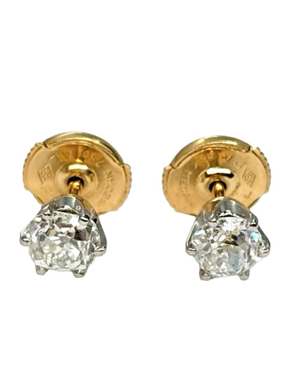Puces d’oreilles en or jaune 18K serties de diamants pour un poids total de 0,75 ct. Ces boucles d’oreilles puces en or jaune 18 carats associent la chaleur de l’or à l’éclat des diamants. Leur design élégant et intemporel convient aussi bien au quotidien qu’à une occasion spéciale. Ce bijou délicat apporte une touche raffinée et lumineuse à toute tenue, idéal pour les amateurs de joaillerie et de bijoux précieux.