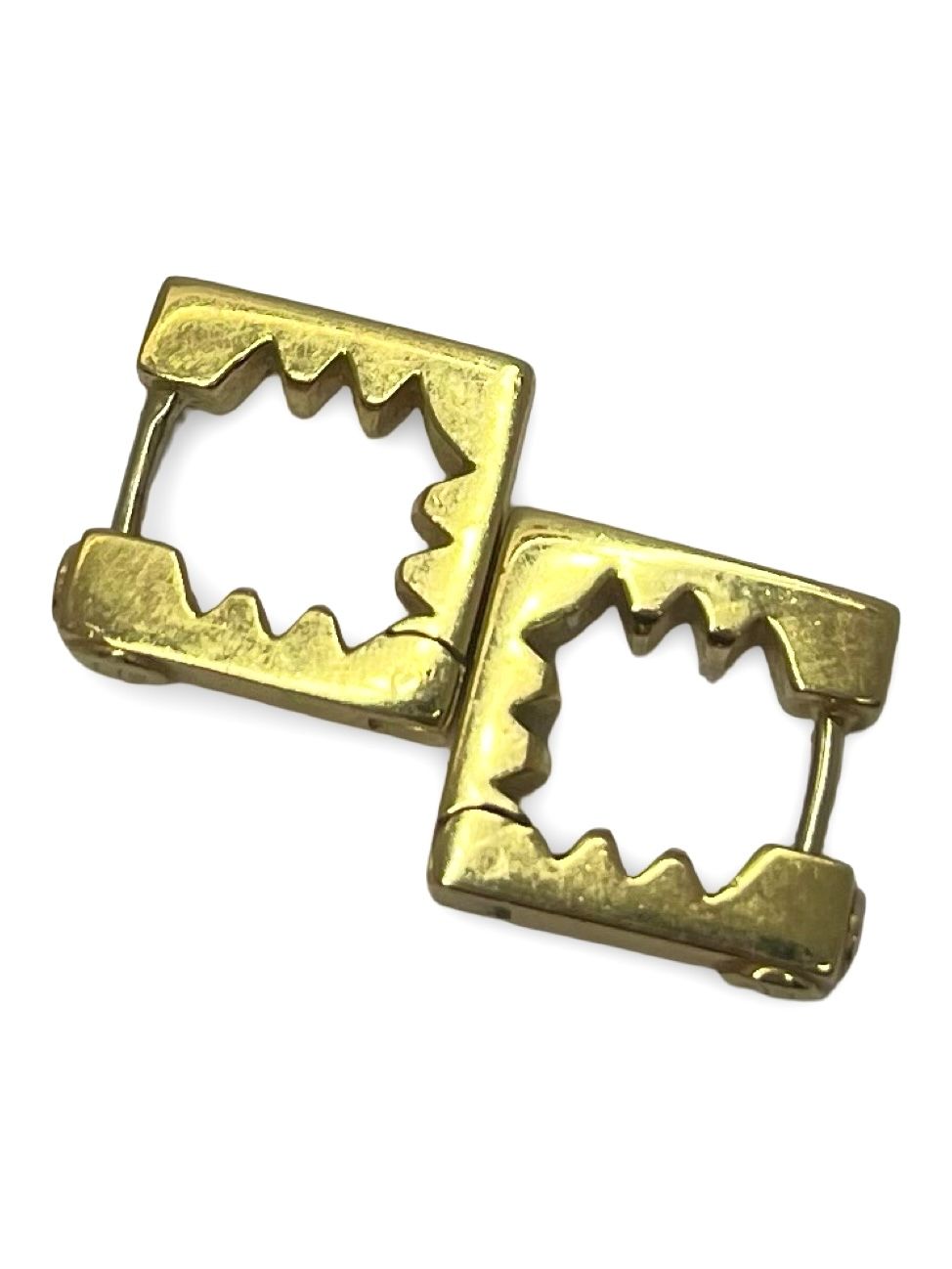 Sublimez votre style avec ces boucles d’oreilles en or blanc, élégamment serties de diamants incolores et noirs. Le contraste entre la brillance pure des diamants blancs et la profondeur mystérieuse des diamants noirs crée un équilibre raffiné, à la fois moderne et intemporel. Un bijou sophistiqué, idéal pour ajouter une touche de caractère à toutes vos tenues.