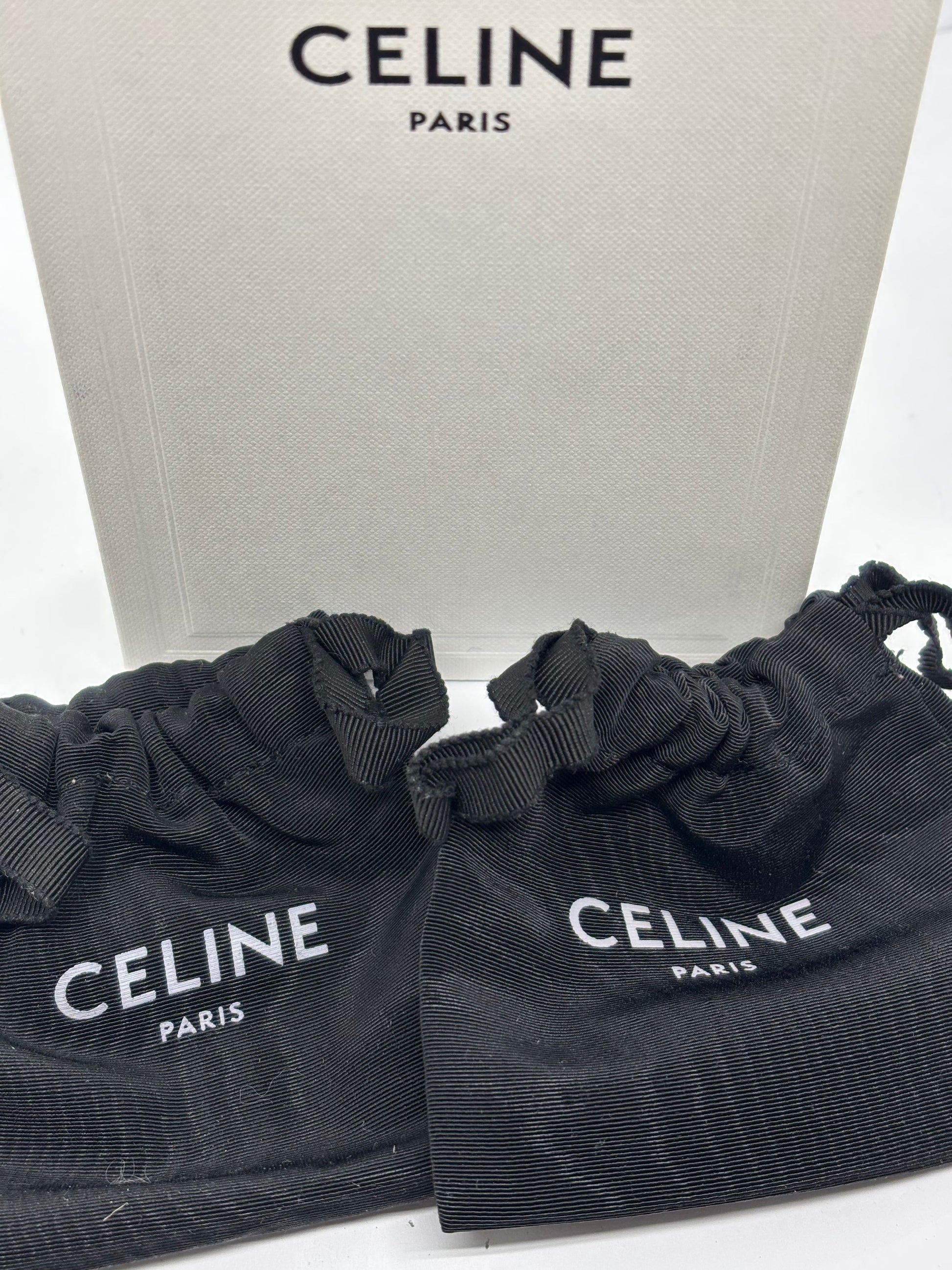 Symbole d’élégance et de caractère, les boucles d’oreilles Céline Serpent séduisent par leur design audacieux et raffiné. Inspirées de la puissance mystique du serpent, elles allient modernité et sensualité. Ces bijoux d’exception subliment le visage et ajoutent une touche de sophistication à chaque tenue.