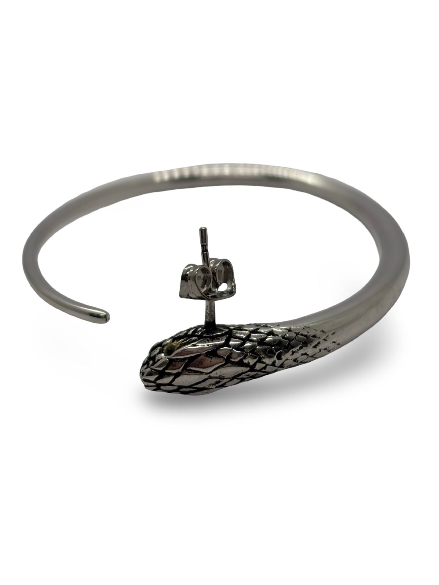 Symbole d’élégance et de caractère, les boucles d’oreilles Céline Serpent séduisent par leur design audacieux et raffiné. Inspirées de la puissance mystique du serpent, elles allient modernité et sensualité. Ces bijoux d’exception subliment le visage et ajoutent une touche de sophistication à chaque tenue.