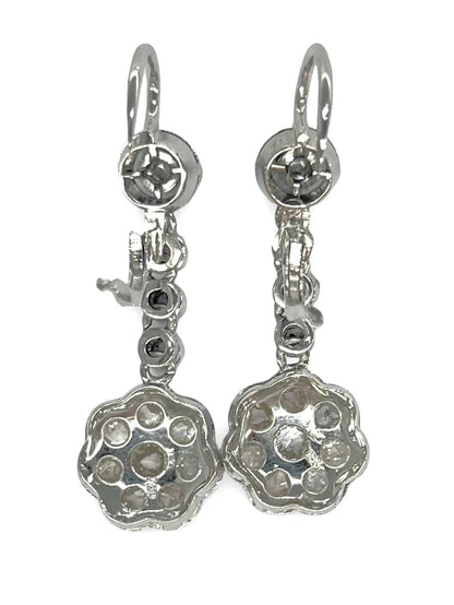 Superbes boucles d’oreilles vintage en platine, serties de diamants naturels pour un total de 1 carat. Un bijou raffiné au charme intemporel, alliant l’élégance du platine à l’éclat du diamant. Parfait pour une touche rétro chic ou une occasion spéciale. Pièce unique de haute joaillerie.