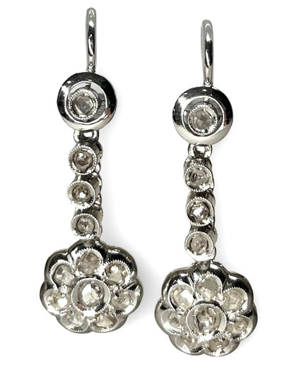 Superbes boucles d’oreilles vintage en platine, serties de diamants naturels pour un total de 1 carat. Un bijou raffiné au charme intemporel, alliant l’élégance du platine à l’éclat du diamant. Parfait pour une touche rétro chic ou une occasion spéciale. Pièce unique de haute joaillerie.