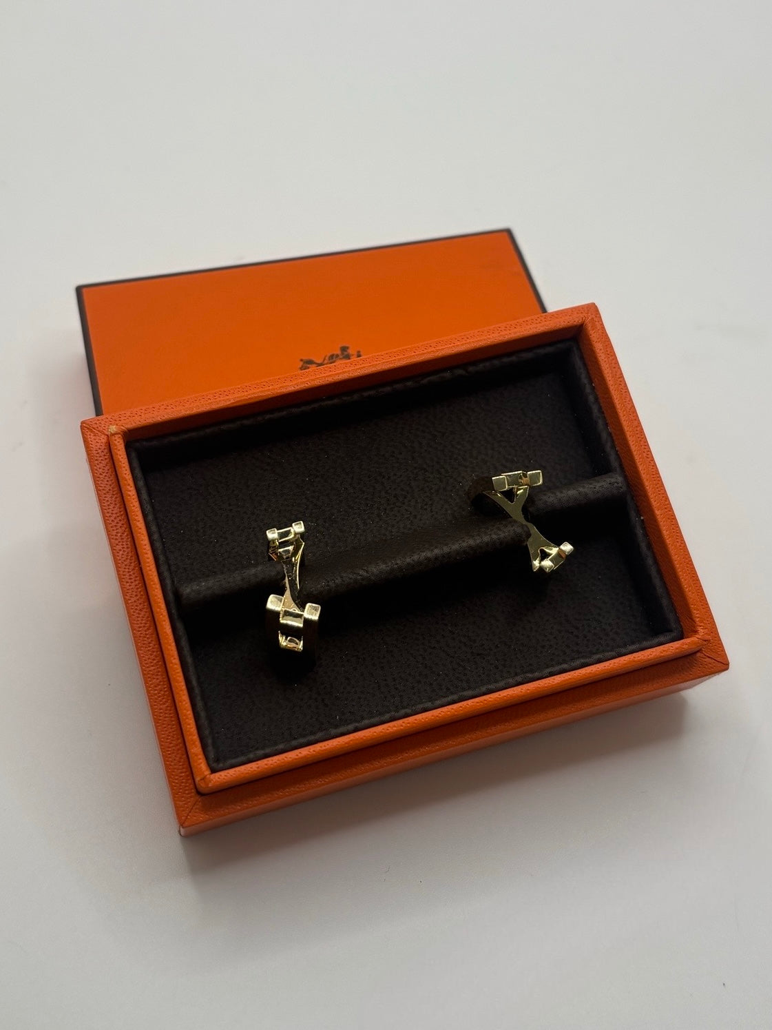 Boutons de manchettes Hermès en or jaune 18K au design élégant et intemporel. Cette paire raffinée en or jaune 750 millièmes reflète le savoir-faire de la maison Hermès avec des finitions soignées et un style sophistiqué. Accessoires de luxe idéals pour compléter une tenue habillée, une cérémonie ou un costume élégant. Boutons de manchettes précieux mêlant distinction, raffinement et élégance masculine contemporaine.
