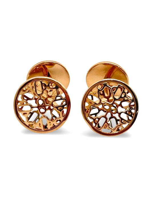 Boutons de manchettes Hermès Passerelle en or rose 18K au design élégant et contemporain. Cette paire raffinée en or rose 750 millièmes reflète le savoir-faire joaillier de la maison Hermès avec des lignes sophistiquées et des finitions soignées. Accessoires de luxe idéals pour accompagner un costume habillé, une cérémonie ou une tenue élégante. Boutons de manchettes précieux alliant raffinement, modernité et distinction masculine.
