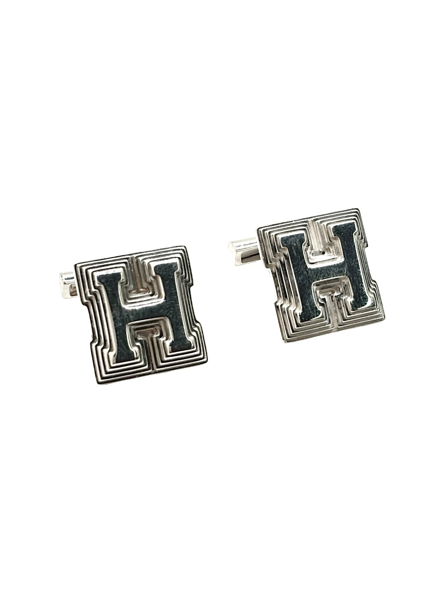 Boutons de manchettes Hermès en argent 925 au design élégant et intemporel. Cette paire raffinée en argent massif reflète le savoir-faire de la maison Hermès avec des finitions soignées et un style sophistiqué. Accessoires de luxe idéals pour accompagner une tenue habillée, un costume ou une cérémonie. Boutons de manchettes précieux alliant raffinement, élégance masculine et qualité joaillière dans un esprit chic et contemporain.