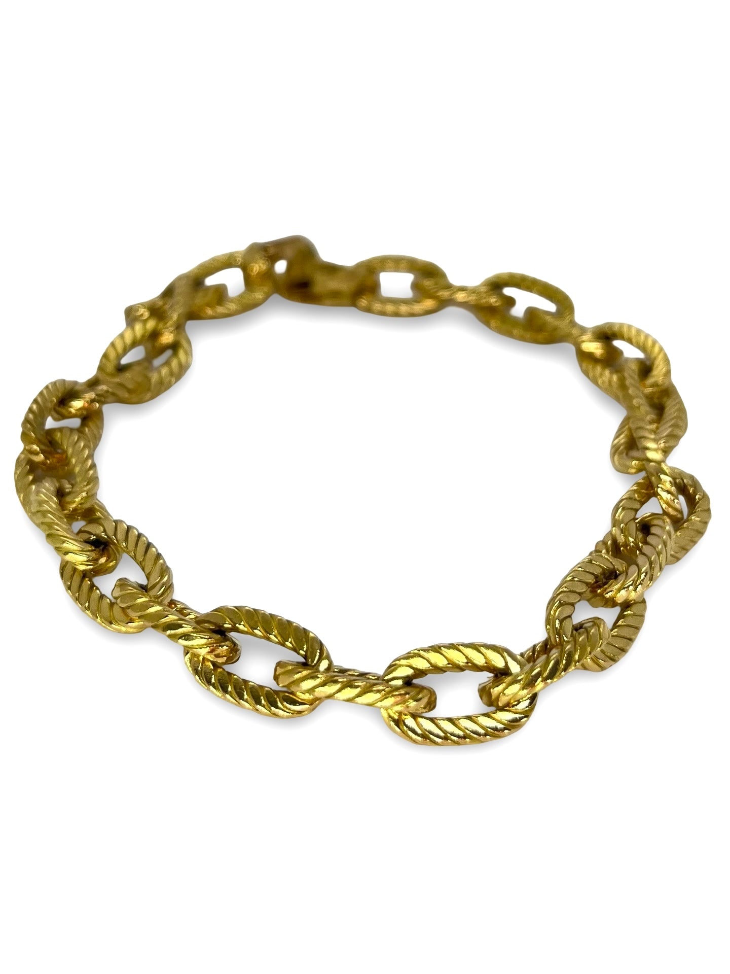 Bracelet vintage Boucheron en or jaune, symbole d’élégance intemporelle et du savoir-faire de la haute joaillerie française. Ce bijou raffiné séduit par son design emblématique et sa qualité exceptionnelle. Une pièce précieuse et rare, idéale pour les amateurs de créations anciennes et de luxe discret.