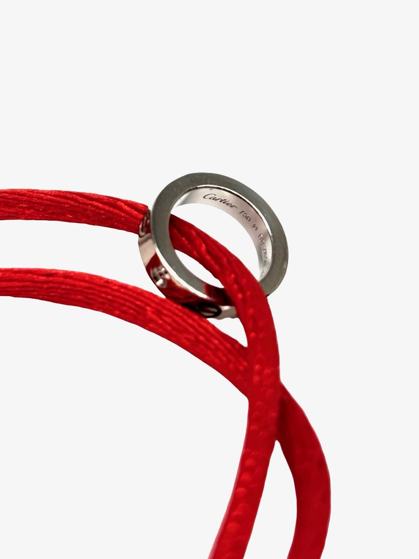 Bracelet Cartier Love en or blanc 18 carats et céramique noire au design iconique et contemporain. Ce bijou de luxe associe l’éclat raffiné de l’or blanc à la modernité de la céramique pour un style élégant et intemporel. Son motif emblématique apporte une touche sophistiquée au poignet, idéal pour un usage quotidien ou une occasion spéciale.

