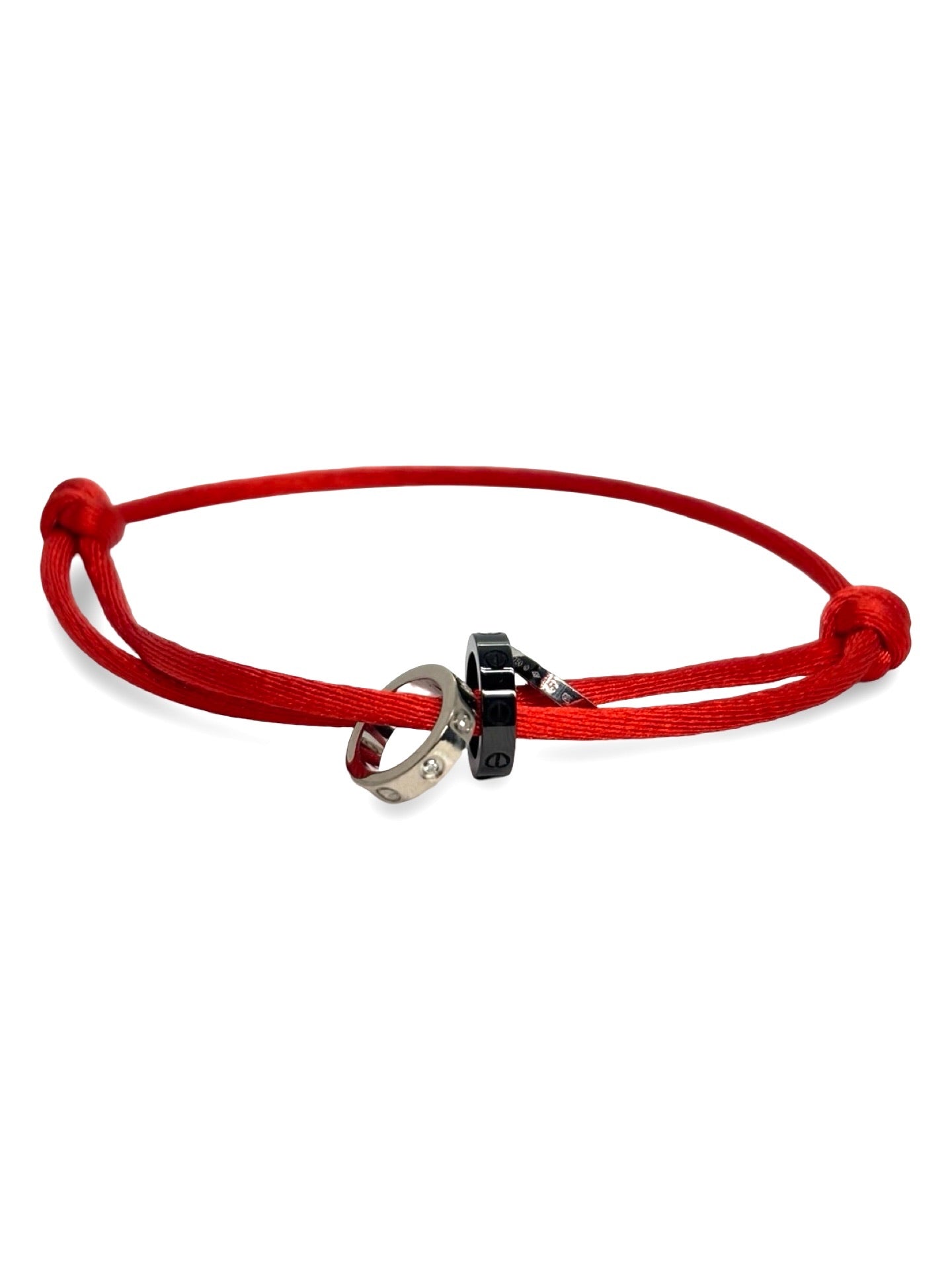 Bracelet Cartier Love en or blanc 18 carats et céramique noire au design iconique et contemporain. Ce bijou de luxe associe l’éclat raffiné de l’or blanc à la modernité de la céramique pour un style élégant et intemporel. Son motif emblématique apporte une touche sophistiquée au poignet, idéal pour un usage quotidien ou une occasion spéciale.
