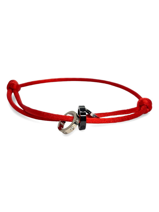 Bracelet Cartier Love en or blanc 18 carats et céramique noire au design iconique et contemporain. Ce bijou de luxe associe l’éclat raffiné de l’or blanc à la modernité de la céramique pour un style élégant et intemporel. Son motif emblématique apporte une touche sophistiquée au poignet, idéal pour un usage quotidien ou une occasion spéciale.
