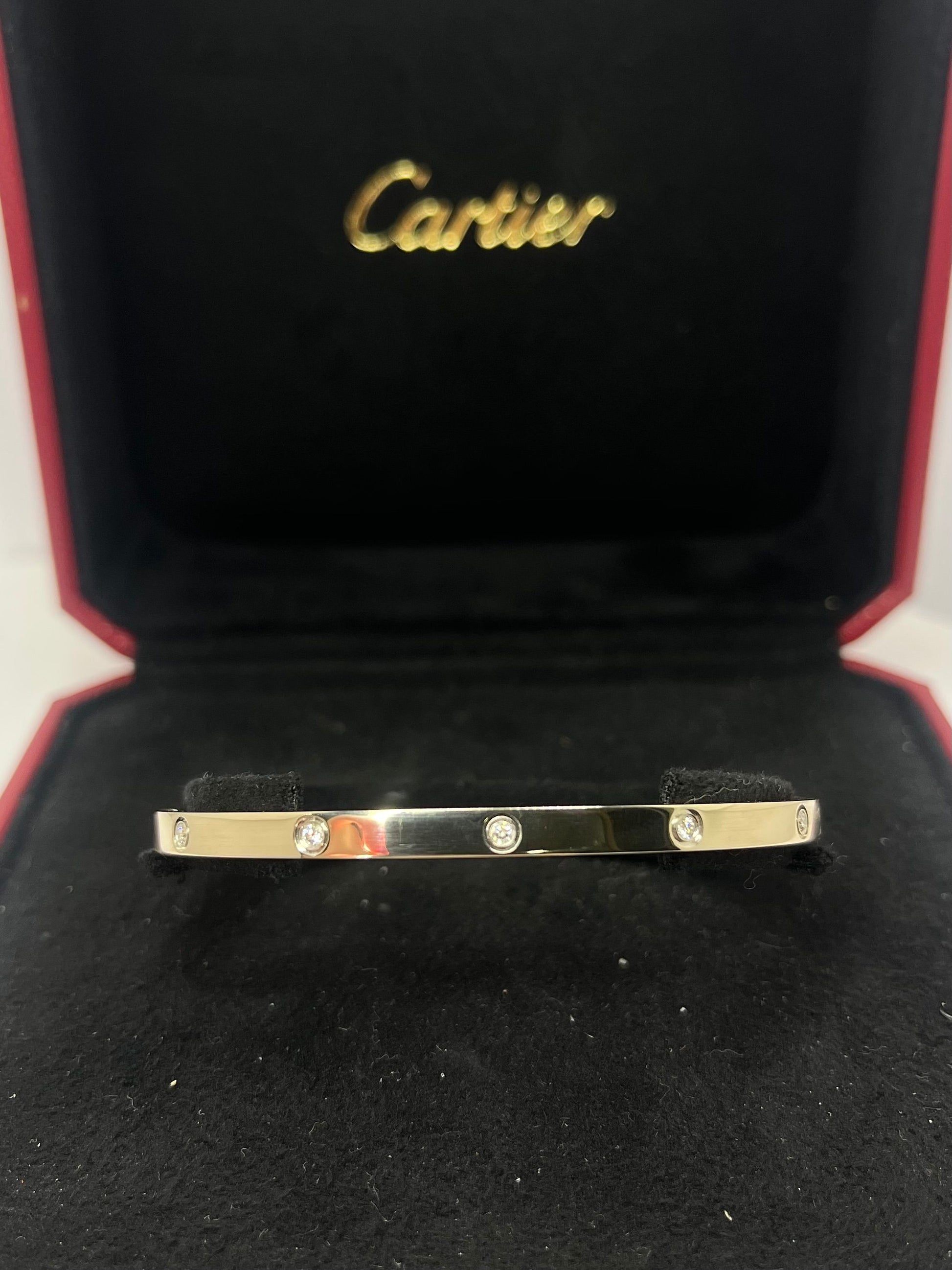 Découvrez l’icône intemporelle de la maison Cartier avec ce bracelet Love petit modèle en or blanc, délicatement orné de 10 diamants scintillants. Symbole d’attachement et d’élégance, ce bijou raffiné allie finesse, éclat et modernité. Une pièce précieuse et emblématique, parfaite pour sublimer votre poignet avec élégance et discrétion. 