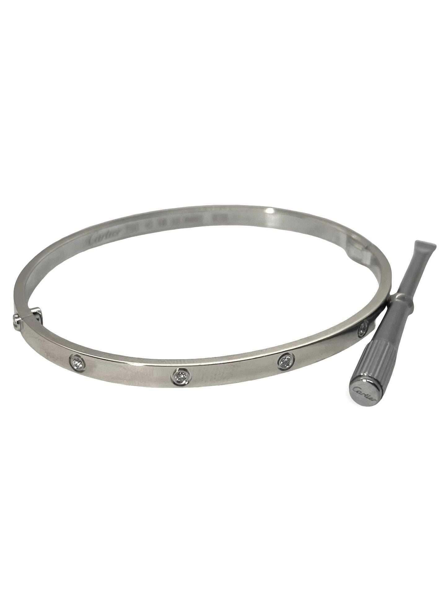 Découvrez l’icône intemporelle de la maison Cartier avec ce bracelet Love petit modèle en or blanc, délicatement orné de 10 diamants scintillants. Symbole d’attachement et d’élégance, ce bijou raffiné allie finesse, éclat et modernité. Une pièce précieuse et emblématique, parfaite pour sublimer votre poignet avec élégance et discrétion. 