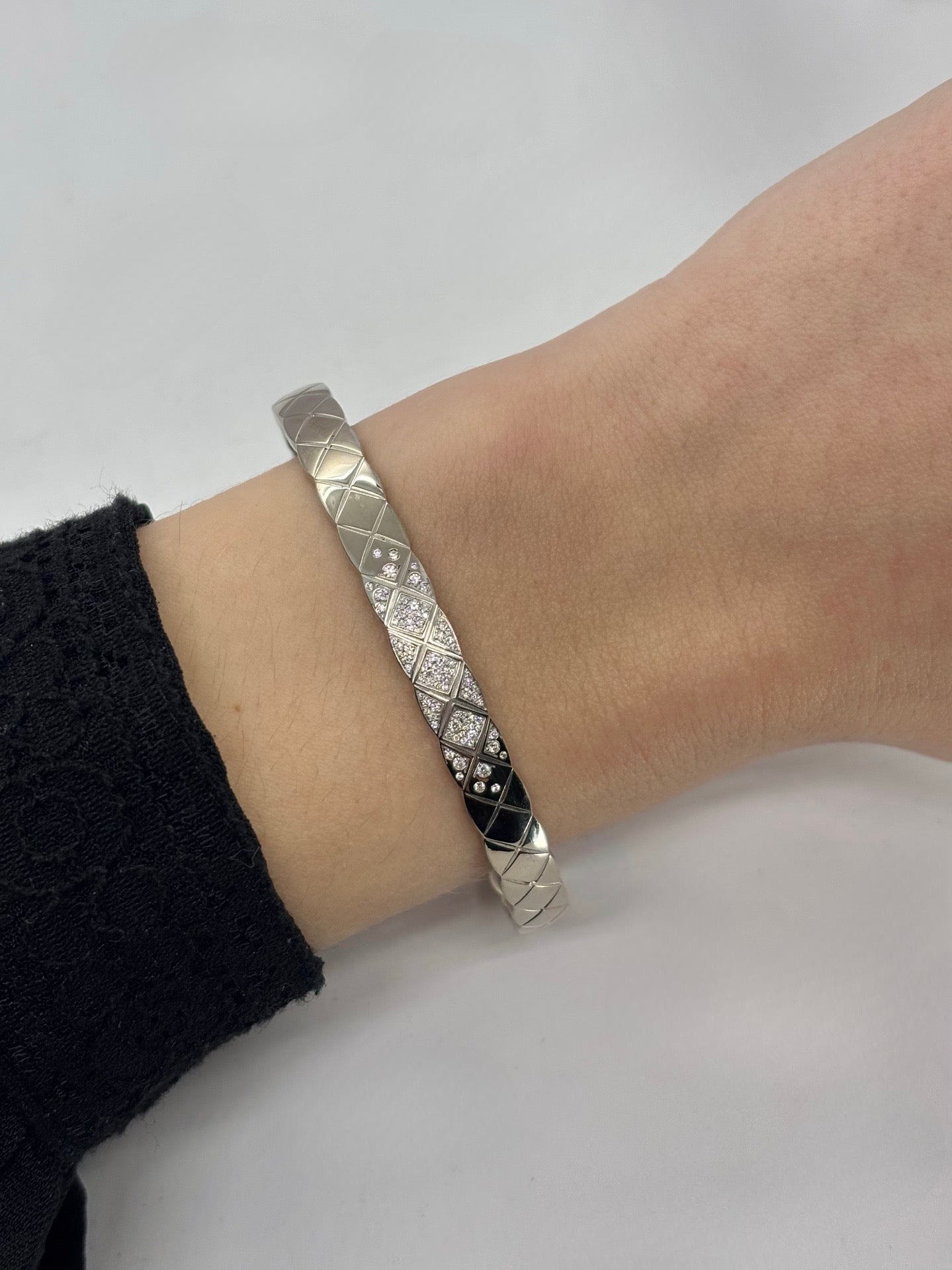 Bracelet Chanel Coco Crush en or blanc 18 carats serti de diamants pour un poids total de 0,25 carat. Inspiré du motif matelassé emblématique de la maison, ce bijou élégant allie modernité et raffinement. Son design graphique et intemporel en fait une pièce iconique, idéale pour sublimer le poignet au quotidien ou lors d’occasions spéciales.