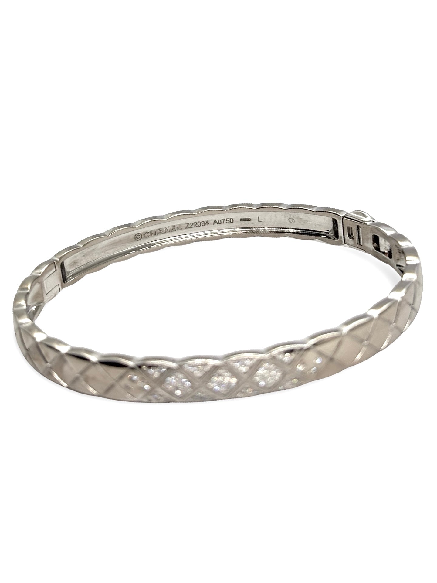 Bracelet Chanel Coco Crush en or blanc 18 carats serti de diamants pour un poids total de 0,25 carat. Inspiré du motif matelassé emblématique de la maison, ce bijou élégant allie modernité et raffinement. Son design graphique et intemporel en fait une pièce iconique, idéale pour sublimer le poignet au quotidien ou lors d’occasions spéciales.