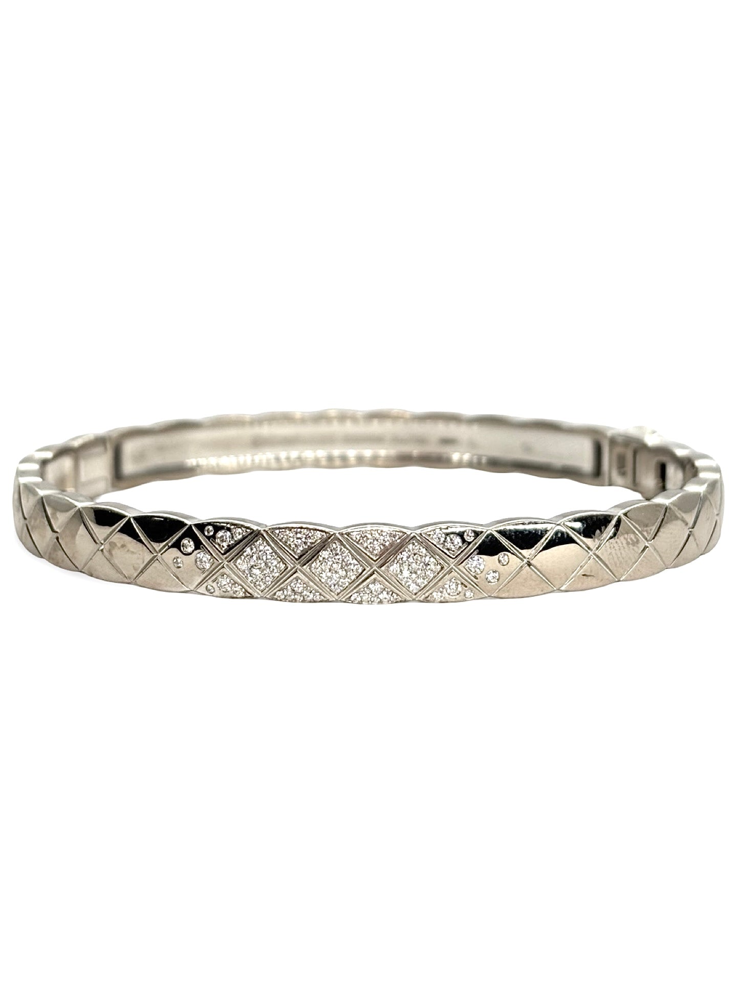 Bracelet Chanel Coco Crush en or blanc 18 carats serti de diamants pour un poids total de 0,25 carat. Inspiré du motif matelassé emblématique de la maison, ce bijou élégant allie modernité et raffinement. Son design graphique et intemporel en fait une pièce iconique, idéale pour sublimer le poignet au quotidien ou lors d’occasions spéciales.