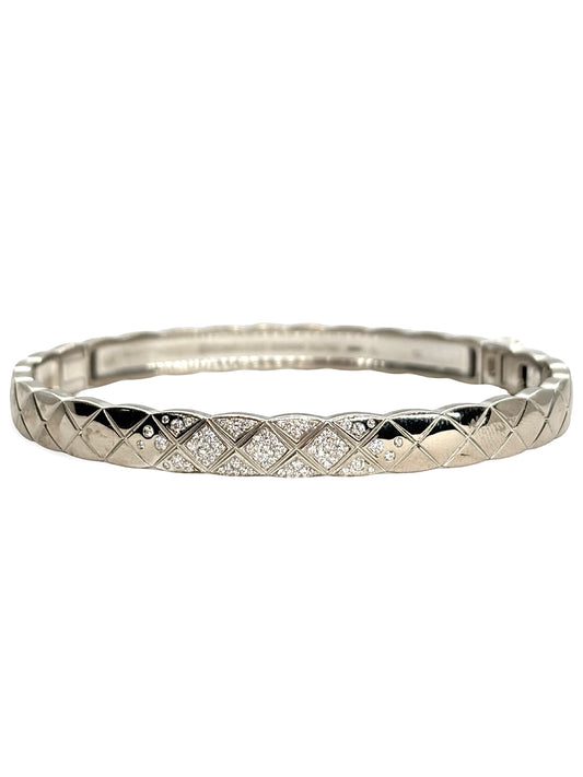 Bracelet Chanel Coco Crush en or blanc 18 carats serti de diamants pour un poids total de 0,25 carat. Inspiré du motif matelassé emblématique de la maison, ce bijou élégant allie modernité et raffinement. Son design graphique et intemporel en fait une pièce iconique, idéale pour sublimer le poignet au quotidien ou lors d’occasions spéciales.