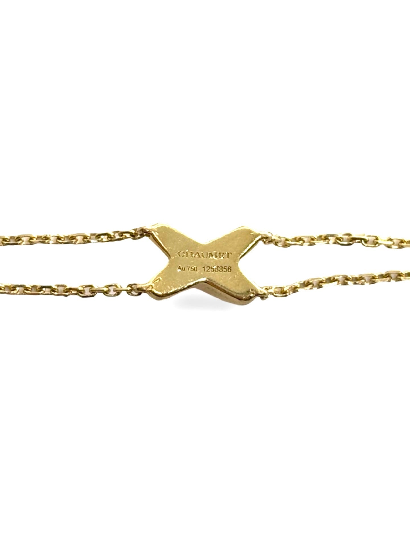 Bracelet Liens de Chaumet en or jaune 18 carats serti de diamants totalisant 0,23 carat. Ce bijou raffiné met en avant le motif iconique Liens, symbole d’union et d’attachement. L’éclat des diamants sublime la chaleur de l’or jaune pour un rendu élégant et intemporel. Un bracelet délicat et sophistiqué, idéal pour un cadeau précieux ou un usage quotidien.
