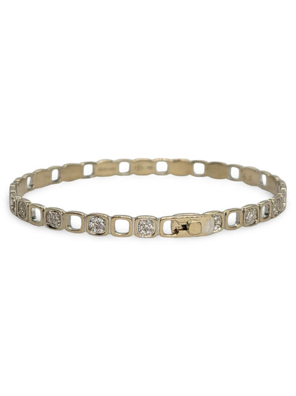 Bracelet Impression en or blanc 18 carats serti de diamants pour un poids total de 2,50 carats. Ce bijou d’exception allie modernité et élégance avec des lignes épurées et un éclat remarquable. Idéal pour sublimer le poignet au quotidien ou lors d’occasions spéciales, il reflète un savoir-faire joaillier raffiné et un style intemporel.
