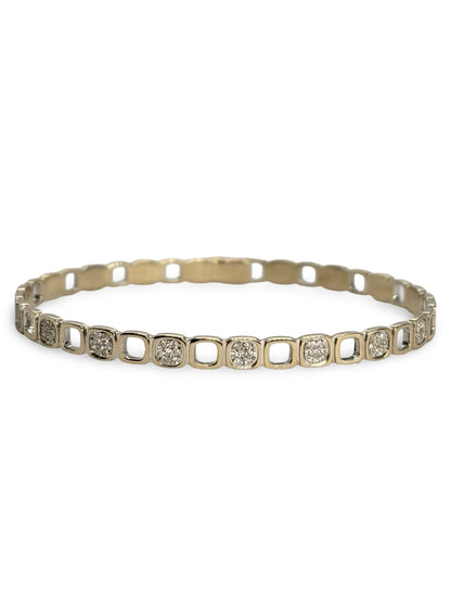 Bracelet Impression en or blanc 18 carats serti de diamants pour un poids total de 2,50 carats. Ce bijou d’exception allie modernité et élégance avec des lignes épurées et un éclat remarquable. Idéal pour sublimer le poignet au quotidien ou lors d’occasions spéciales, il reflète un savoir-faire joaillier raffiné et un style intemporel.