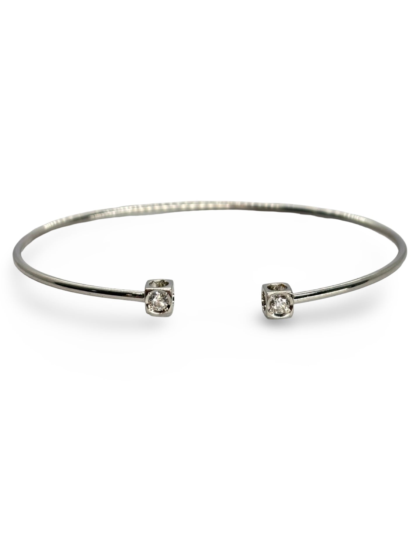 Bracelet en or blanc modèle "Le Cube" signé Dinh Van, serti de 0,24 ct de diamants scintillants. Ce bijou au design contemporain et minimaliste associe l’éclat délicat des diamants à la pureté de l’or blanc, offrant une pièce élégante et raffinée, parfaite pour sublimer le poignet avec style et sophistication.