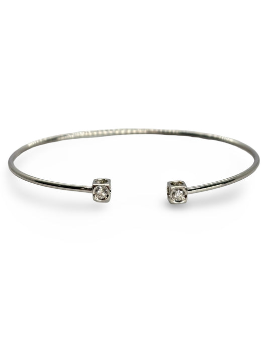 Bracelet en or blanc modèle "Le Cube" signé Dinh Van, serti de 0,24 ct de diamants scintillants. Ce bijou au design contemporain et minimaliste associe l’éclat délicat des diamants à la pureté de l’or blanc, offrant une pièce élégante et raffinée, parfaite pour sublimer le poignet avec style et sophistication.