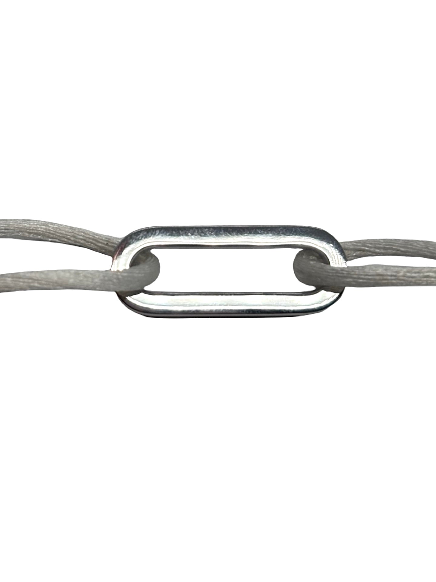 Bracelet cordon Dinh Van Maillon L en or blanc serti de diamants. Son design minimaliste et raffiné exprime l’élégance intemporelle propre à la maison Dinh Van. Le maillon emblématique symbolise le lien et la modernité, offrant un bijou lumineux et délicat à porter chaque jour, seul ou en accumulation.