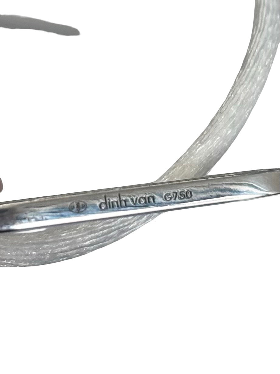 Bracelet cordon Dinh Van Maillon L en or blanc serti de diamants. Son design minimaliste et raffiné exprime l’élégance intemporelle propre à la maison Dinh Van. Le maillon emblématique symbolise le lien et la modernité, offrant un bijou lumineux et délicat à porter chaque jour, seul ou en accumulation.