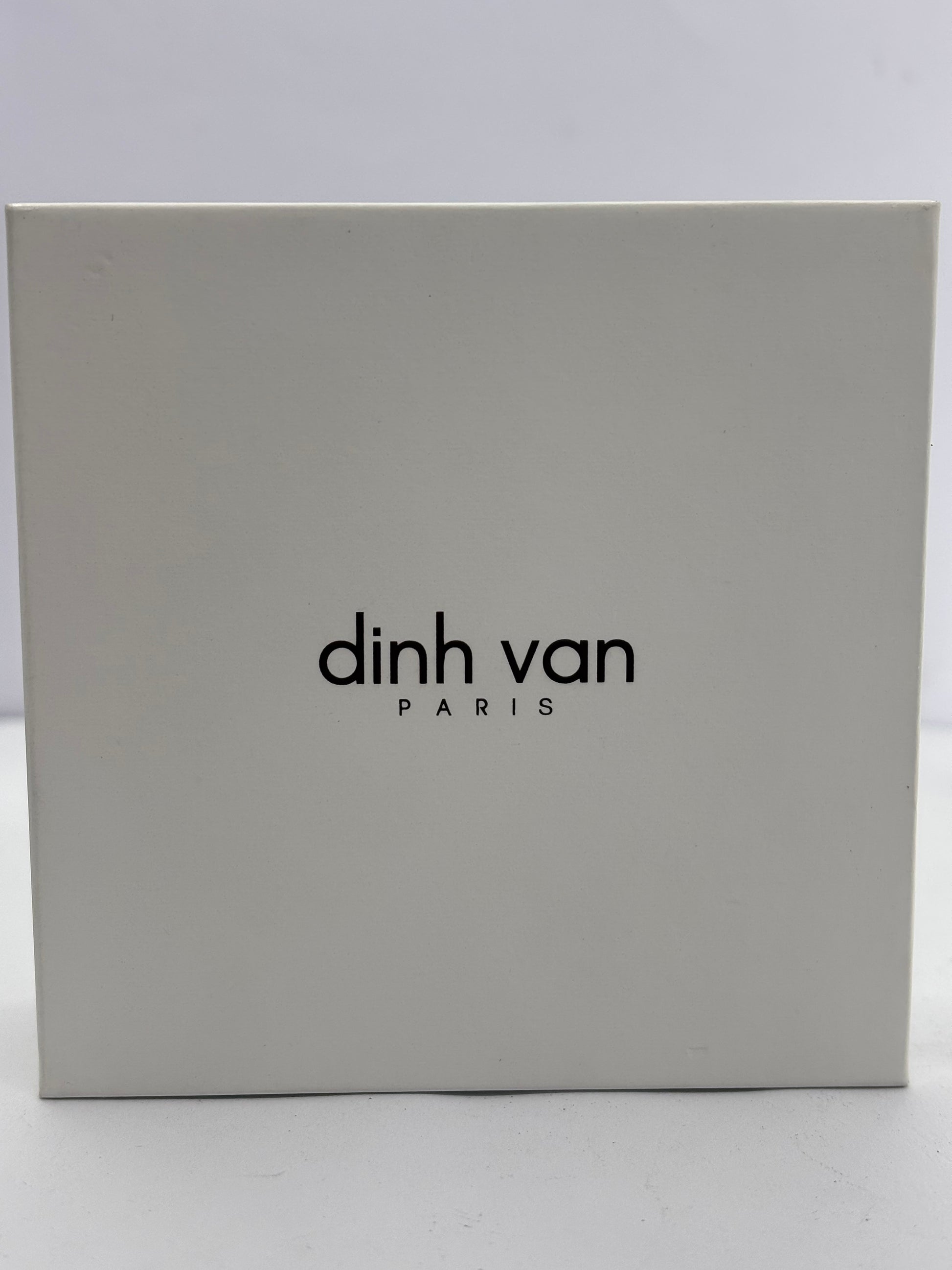 Bracelet cordon Dinh Van Maillon L en or blanc serti de diamants. Son design minimaliste et raffiné exprime l’élégance intemporelle propre à la maison Dinh Van. Le maillon emblématique symbolise le lien et la modernité, offrant un bijou lumineux et délicat à porter chaque jour, seul ou en accumulation.