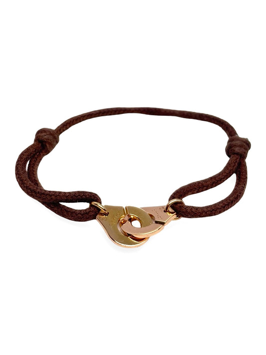 Bracelet Dinh Van Menottes R12 en or jaune 18 carats au design épuré et contemporain. Ce bijou emblématique séduit par son fermoir Menottes iconique, symbole d’attachement et d’élégance. Réalisé en or jaune 18K, il apporte une touche raffinée et moderne au poignet. Un bracelet intemporel idéal à porter au quotidien ou à offrir pour une occasion spéciale.
