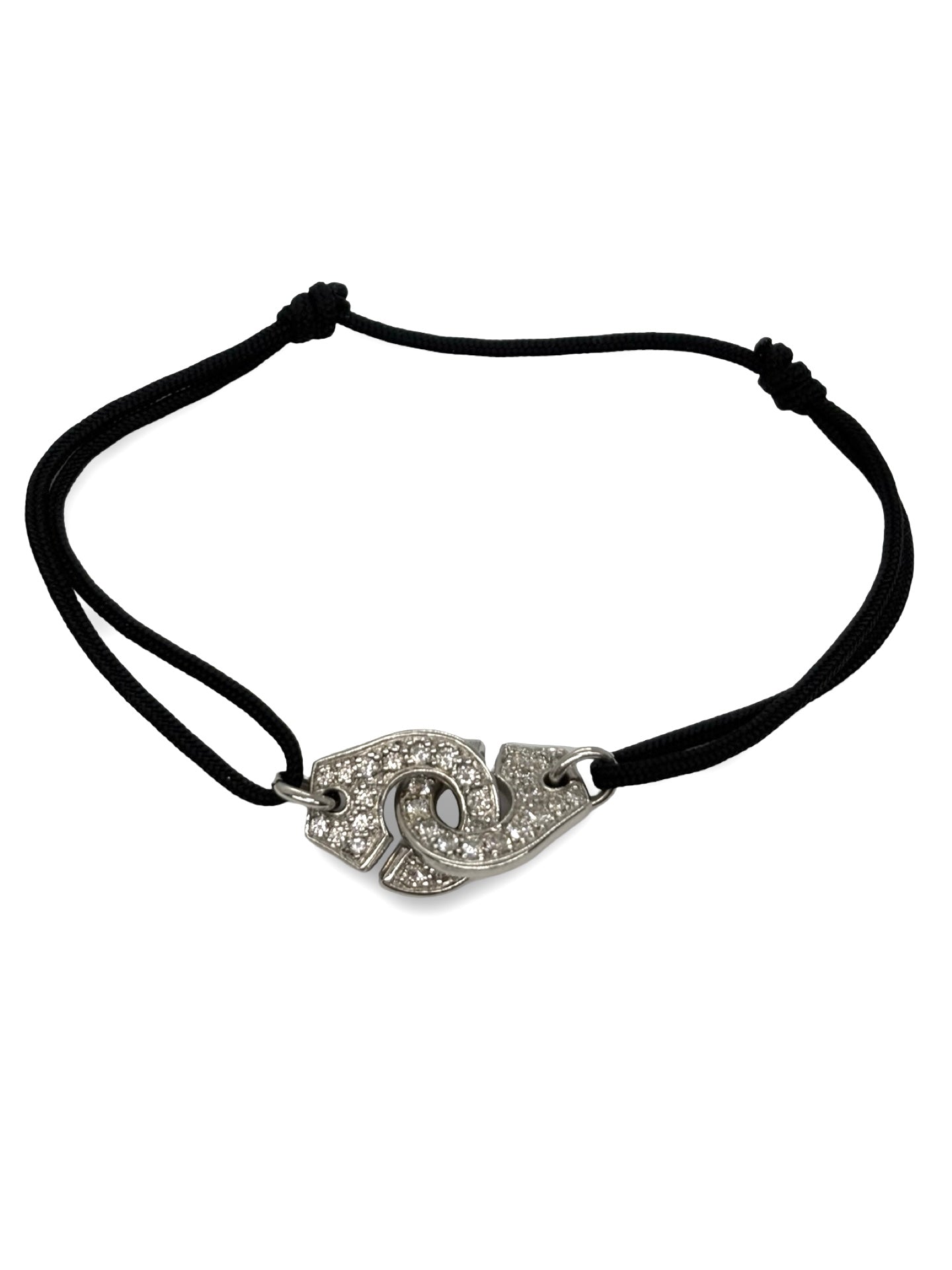 Bracelet Dinh Van Menottes en or blanc serti de diamants, symbole d’union et de modernité. Son design épuré et contemporain mêle éclat du métal précieux et brillance des pierres. Une création élégante et intemporelle, parfaite pour sublimer le poignet avec raffinement et discrétion.