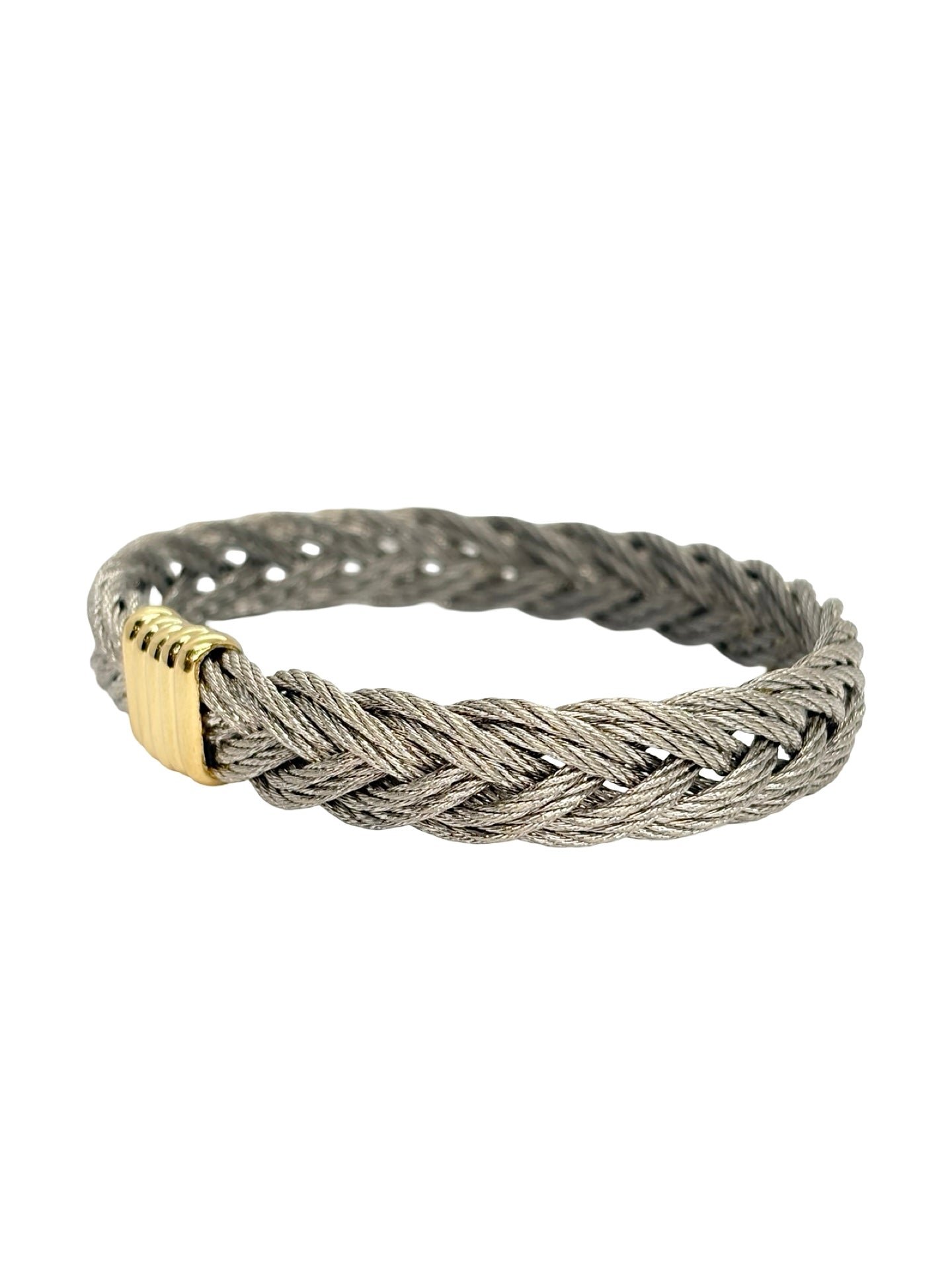 Bracelet Fred Force 10 en or jaune 18K (750‰) et acier, symbole d'élégance et d'esprit sportif. Son design iconique associe la chaleur de l'or jaune à la robustesse de l'acier pour créer un bijou contemporain et intemporel. Idéal à porter au quotidien ou lors d'occasions spéciales, ce bracelet de luxe signé Fred reflète un savoir-faire joaillier d'exception. Une pièce emblématique qui allie raffinement, modernité et caractère.
