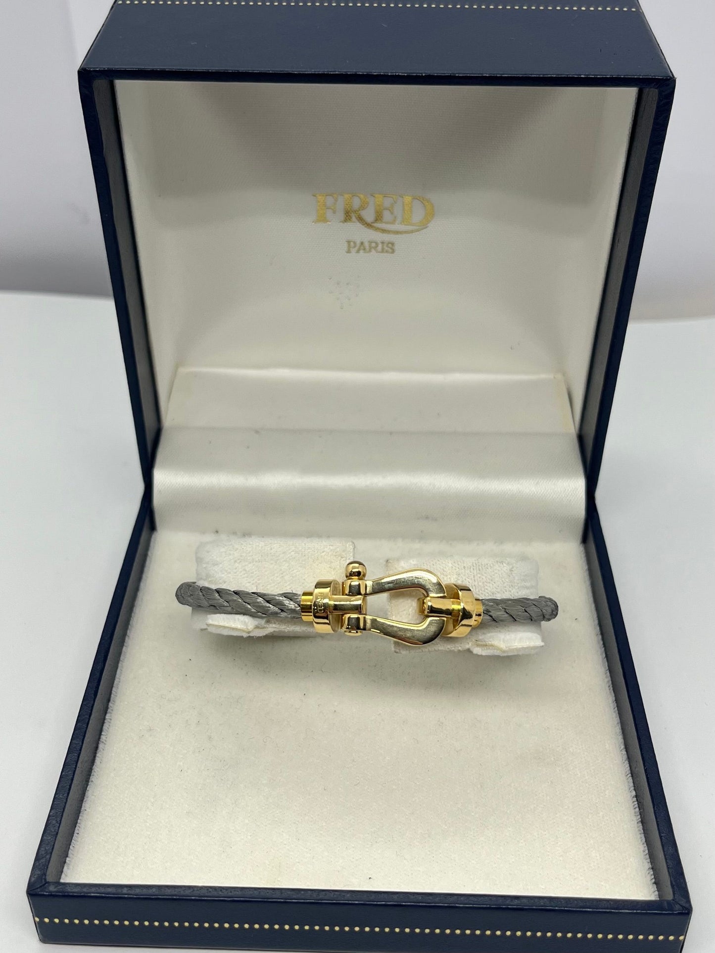 Icône de la Maison Fred, le bracelet Force 10 Grand Modèle en or jaune allie élégance et esprit marin. Son design tressé emblématique évoque la force et la liberté. Un bijou audacieux et raffiné, idéal pour sublimer un poignet avec caractère. Parfait en pièce signature ou à offrir en symbole de lien fort.

