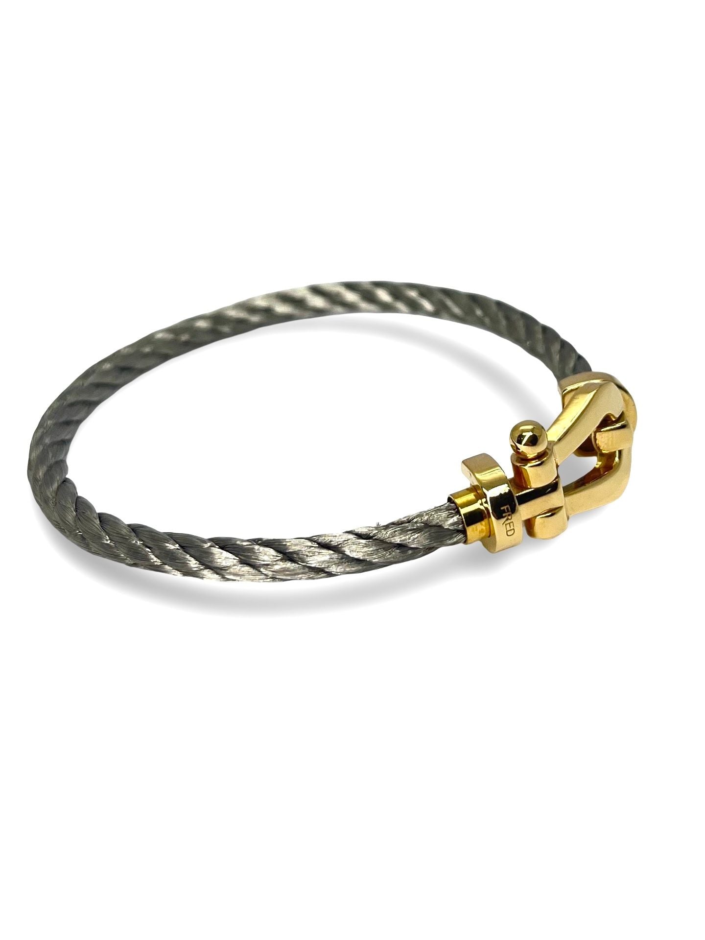 Icône de la Maison Fred, le bracelet Force 10 Grand Modèle en or jaune allie élégance et esprit marin. Son design tressé emblématique évoque la force et la liberté. Un bijou audacieux et raffiné, idéal pour sublimer un poignet avec caractère. Parfait en pièce signature ou à offrir en symbole de lien fort.

