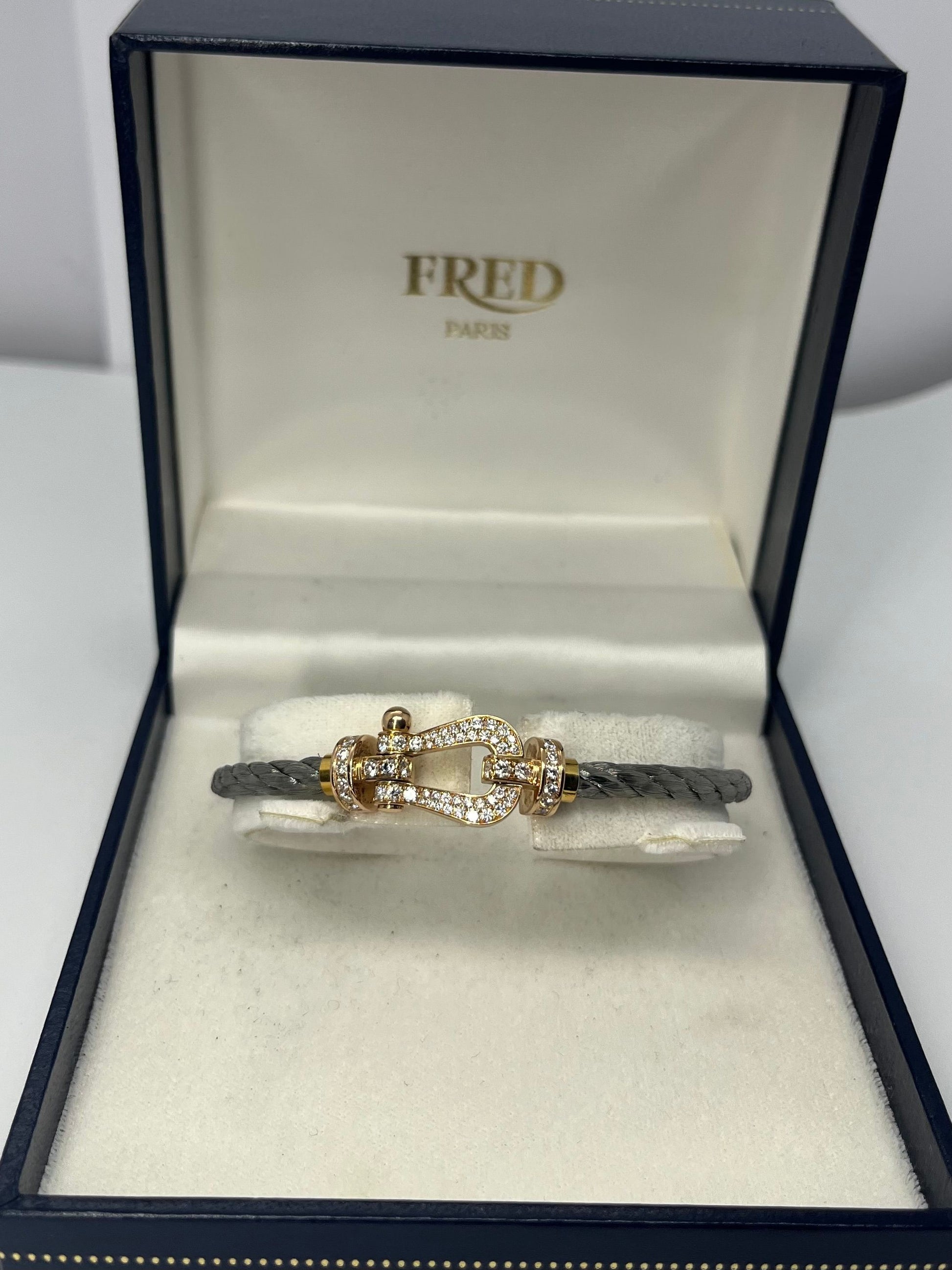Le bracelet Force 10 Grand Modèle en or rose pavé de diamants incarne l’audace et le raffinement chers à la Maison Fred. Inspiré du monde marin, son câble iconique s’illumine de pierres précieuses. Une création élégante et contemporaine, symbole de force et de liberté, à porter au quotidien ou pour sublimer une tenue d’exception.

