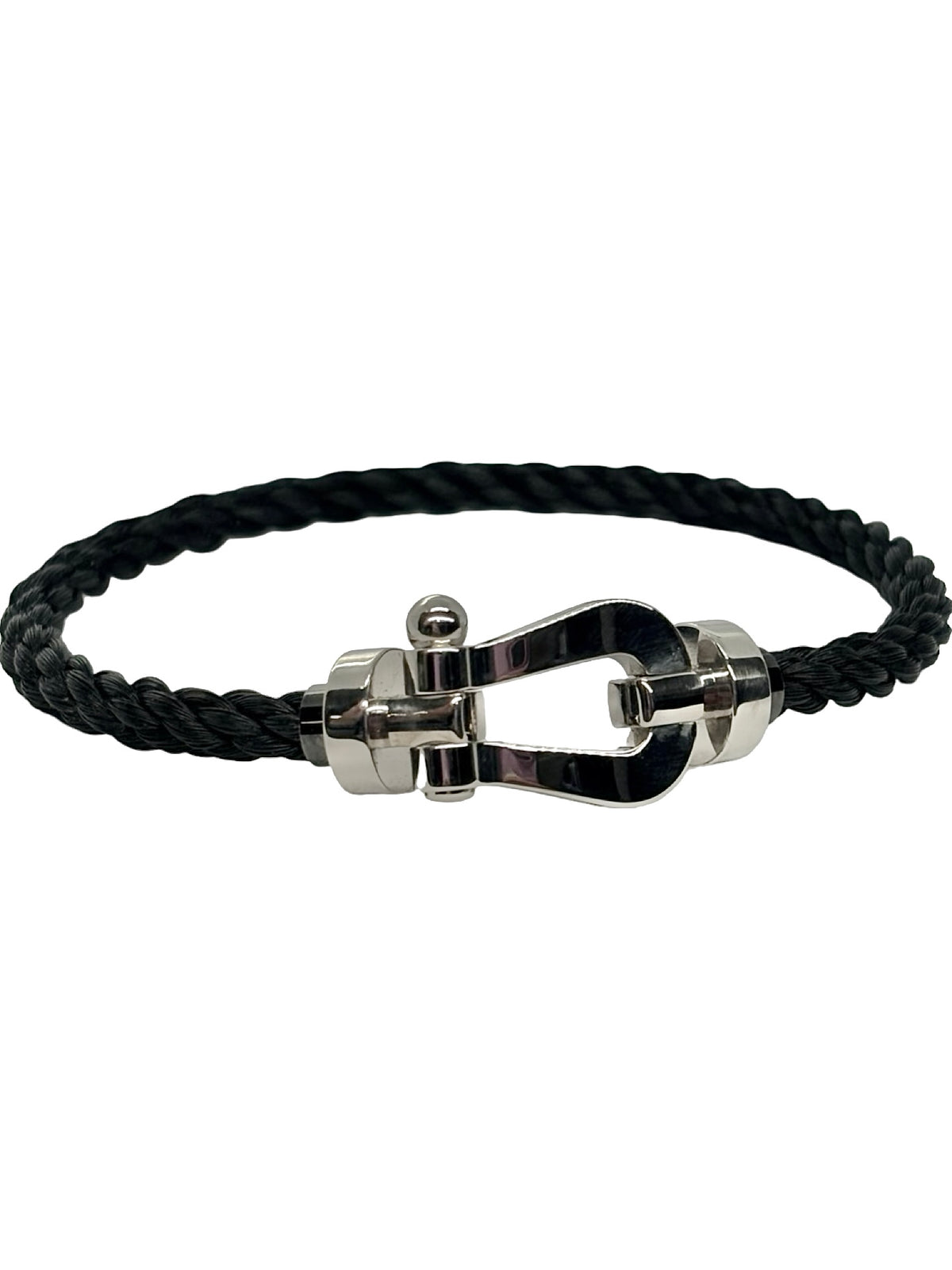Bracelet Fred Force 10 en or blanc 18 carats (750/1000), un bijou emblématique de la maison Fred, reconnu pour son design élégant et contemporain. Ce bracelet de luxe en or blanc séduit par ses lignes raffinées et son style intemporel, idéal pour apporter une touche de sophistication au poignet. Le bracelet Force 10 en or blanc 18K se porte seul pour un look minimaliste ou associé à d’autres bijoux pour un style personnalisé. Un bijou précieux qui allie modernité, élégance et savoir-faire joaillier.
