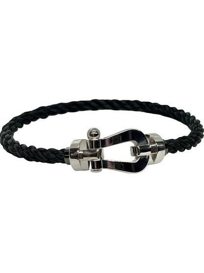 Bracelet Fred Force 10 en or blanc 18 carats (750/1000), un bijou emblématique de la maison Fred, reconnu pour son design élégant et contemporain. Ce bracelet de luxe en or blanc séduit par ses lignes raffinées et son style intemporel, idéal pour apporter une touche de sophistication au poignet. Le bracelet Force 10 en or blanc 18K se porte seul pour un look minimaliste ou associé à d’autres bijoux pour un style personnalisé. Un bijou précieux qui allie modernité, élégance et savoir-faire joaillier.