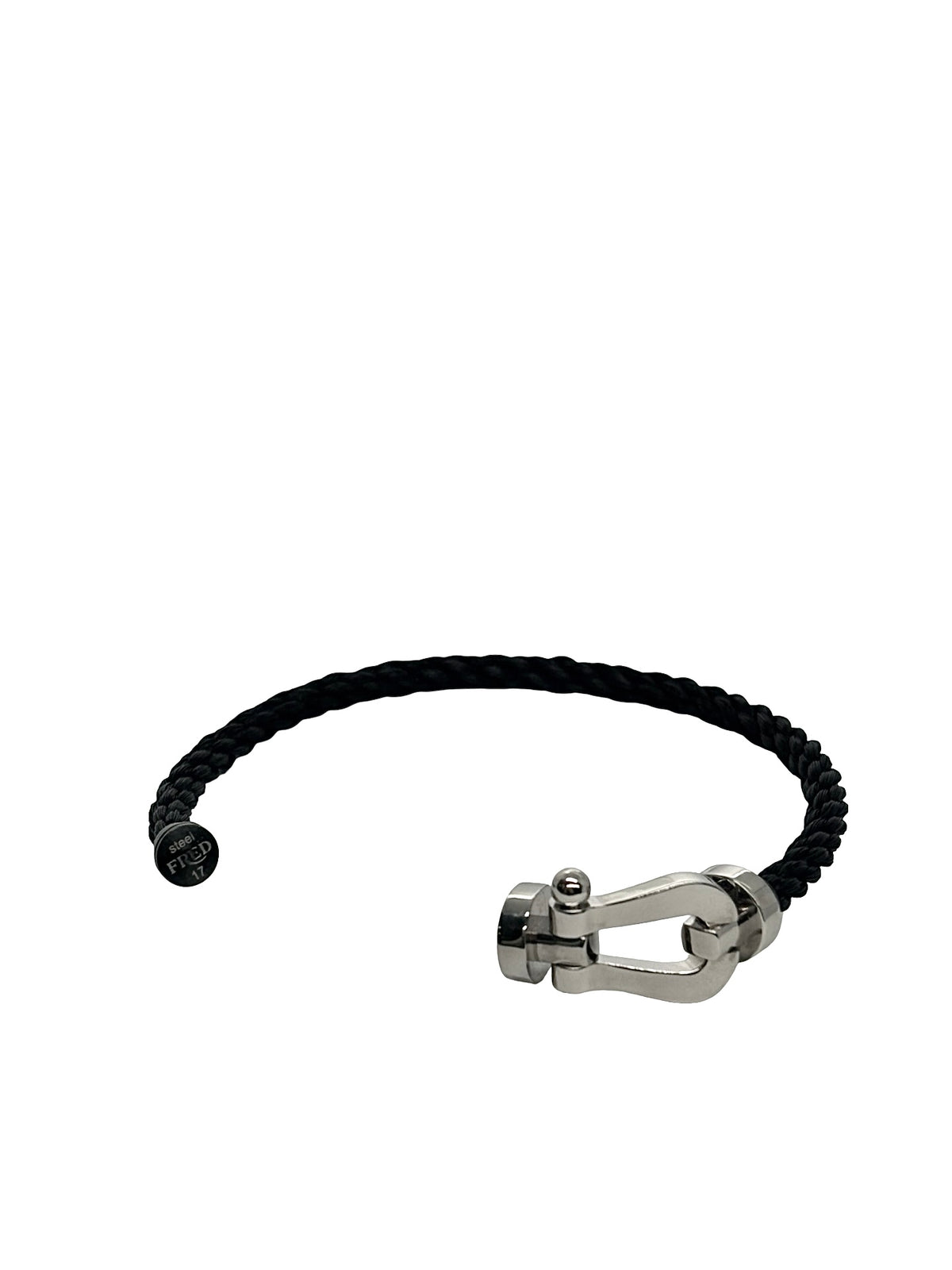 Bracelet Fred Force 10 en or blanc 18 carats (750/1000), un bijou emblématique de la maison Fred, reconnu pour son design élégant et contemporain. Ce bracelet de luxe en or blanc séduit par ses lignes raffinées et son style intemporel, idéal pour apporter une touche de sophistication au poignet. Le bracelet Force 10 en or blanc 18K se porte seul pour un look minimaliste ou associé à d’autres bijoux pour un style personnalisé. Un bijou précieux qui allie modernité, élégance et savoir-faire joaillier.