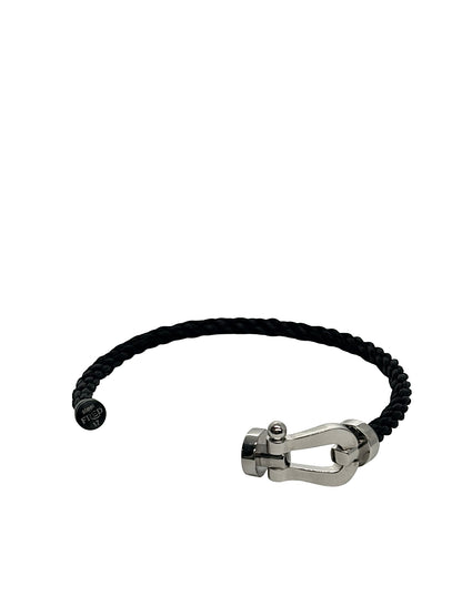 Bracelet Fred Force 10 en or blanc 18 carats (750/1000), un bijou emblématique de la maison Fred, reconnu pour son design élégant et contemporain. Ce bracelet de luxe en or blanc séduit par ses lignes raffinées et son style intemporel, idéal pour apporter une touche de sophistication au poignet. Le bracelet Force 10 en or blanc 18K se porte seul pour un look minimaliste ou associé à d’autres bijoux pour un style personnalisé. Un bijou précieux qui allie modernité, élégance et savoir-faire joaillier.