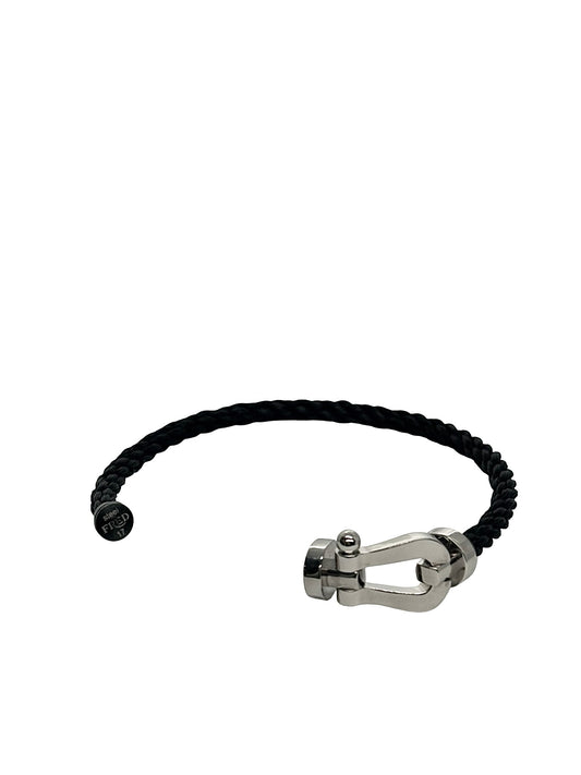 Bracelet Fred Force 10 en or blanc 18 carats (750/1000), un bijou emblématique de la maison Fred, reconnu pour son design élégant et contemporain. Ce bracelet de luxe en or blanc séduit par ses lignes raffinées et son style intemporel, idéal pour apporter une touche de sophistication au poignet. Le bracelet Force 10 en or blanc 18K se porte seul pour un look minimaliste ou associé à d’autres bijoux pour un style personnalisé. Un bijou précieux qui allie modernité, élégance et savoir-faire joaillier.