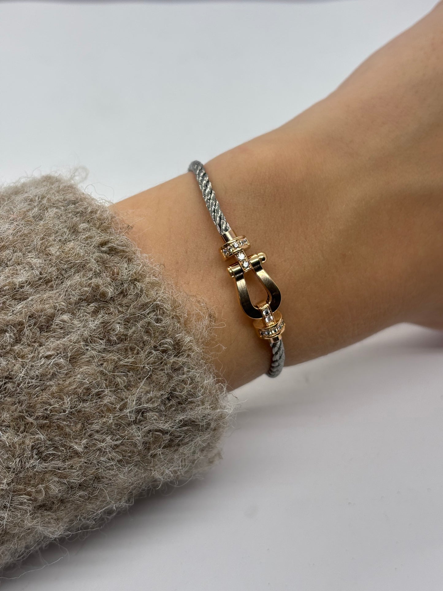 Icône de la Maison Fred, le bracelet Force 10 en or rose et diamants 0,12 ct allie élégance et modernité. Son câble tressé et sa boucle sertie de diamants reflètent un savoir-faire joaillier unique. Symbole de force et de raffinement, il sublime le poignet avec éclat et sophistication.