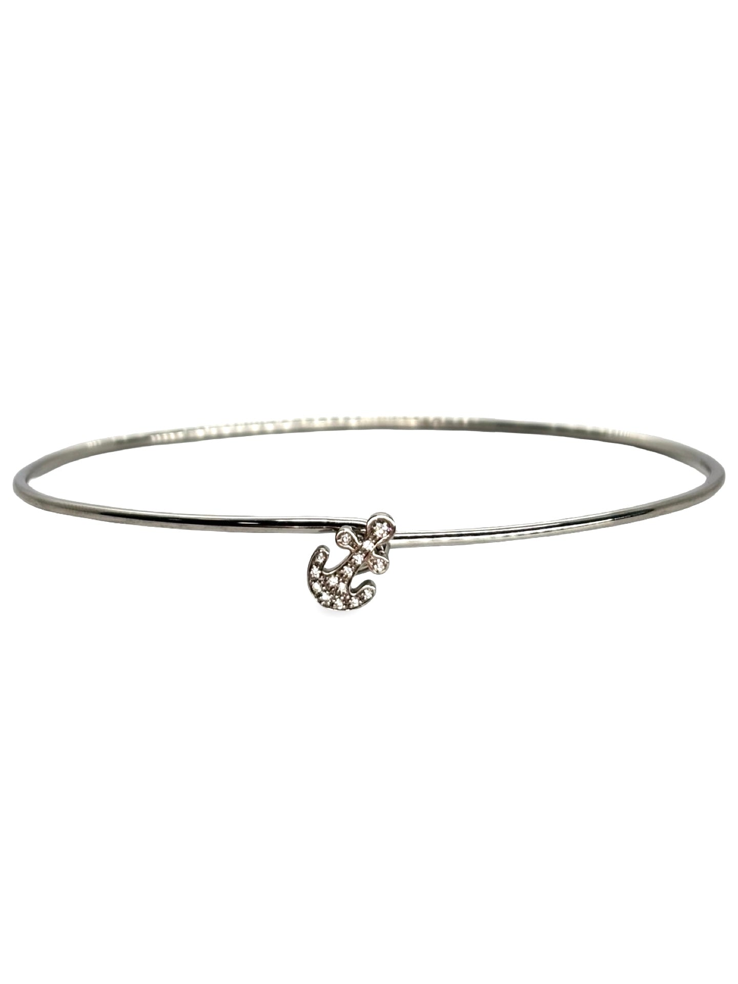 Bracelet Fred For Kate Moss en or blanc 18 carats serti de diamants pour un poids total de 0,15 carat. Élégant et délicat, ce bijou associe un design contemporain à l’éclat subtil des diamants. Idéal pour un port quotidien ou pour une occasion spéciale, il incarne le raffinement, la modernité et le savoir-faire joaillier.