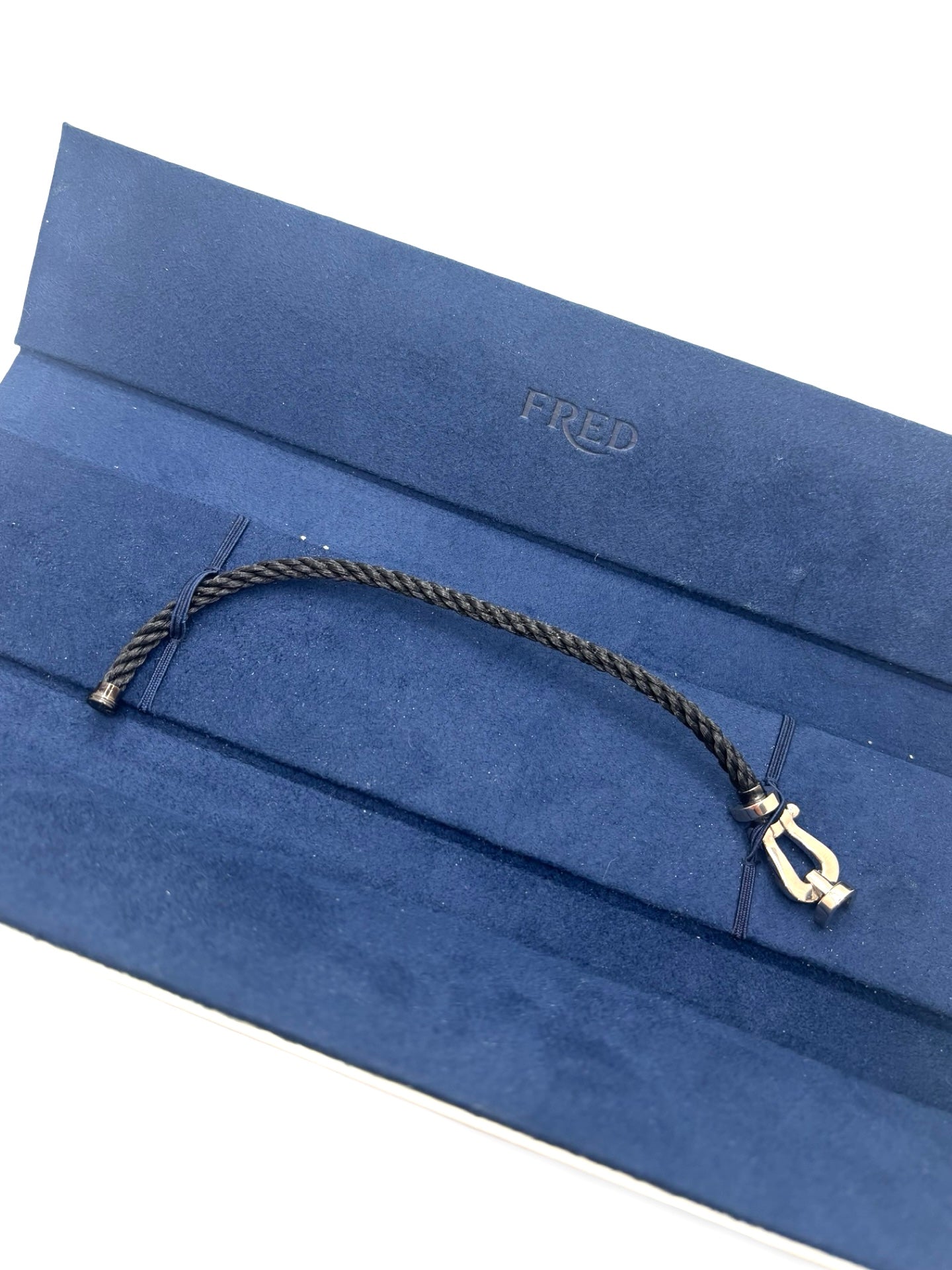 Icône de la Maison Fred, le bracelet Force 10 Grand Modèle en or blanc allie élégance et esprit marin. Son design tressé emblématique évoque la force et la liberté. Un bijou audacieux et raffiné, idéal pour sublimer un poignet avec caractère. Parfait en pièce signature ou à offrir en symbole de lien fort.