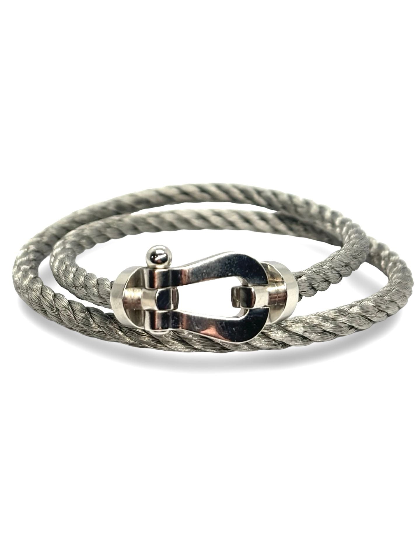 Bracelet grand modèle signé Fred en or blanc avec cordon double. Ce bijou iconique se distingue par son fermoir emblématique, véritable signature de la maison, associé à deux cordons robustes pour un style à la fois élégant et contemporain. Pensé pour un porté quotidien, il offre confort, résistance et raffinement. Ce bracelet signé allie savoir-faire joaillier, design intemporel et finitions haut de gamme, idéal pour compléter une tenue casual ou sophistiquée.