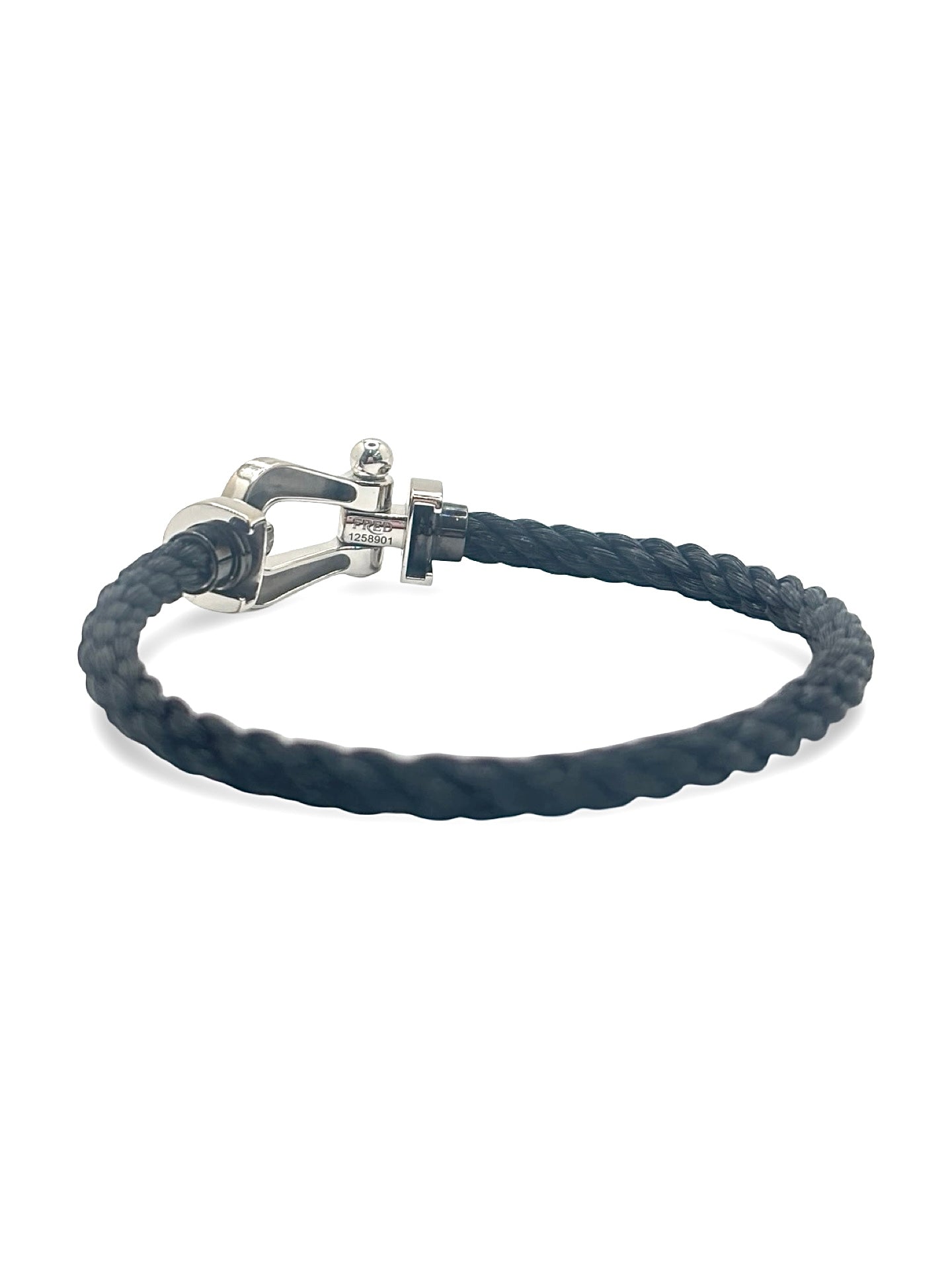 Icône de la Maison Fred, le bracelet Force 10 Grand Modèle en or blanc allie élégance et esprit marin. Son design tressé emblématique évoque la force et la liberté. Un bijou audacieux et raffiné, idéal pour sublimer un poignet avec caractère. Parfait en pièce signature ou à offrir en symbole de lien fort.