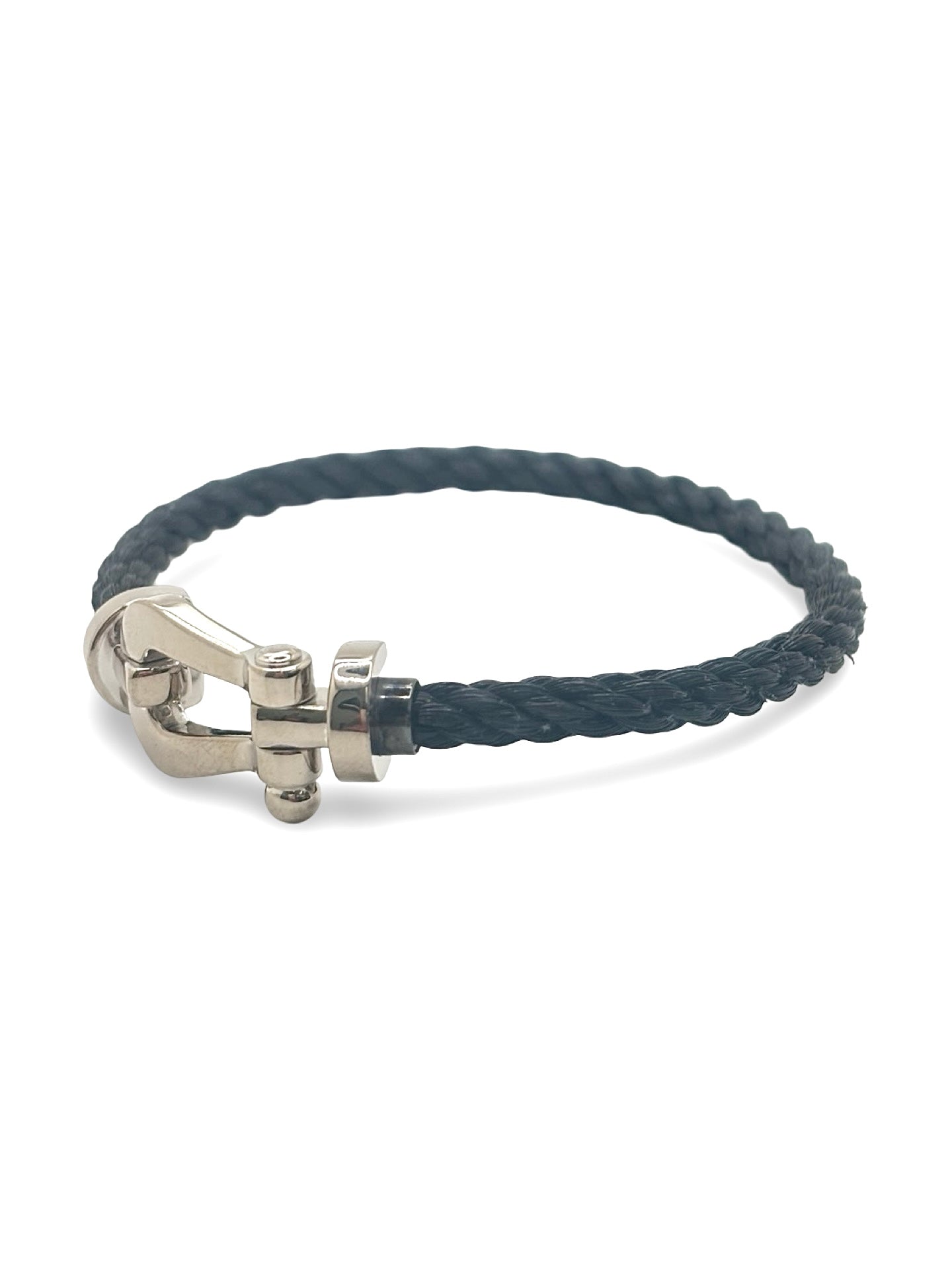 Icône de la Maison Fred, le bracelet Force 10 Grand Modèle en or blanc allie élégance et esprit marin. Son design tressé emblématique évoque la force et la liberté. Un bijou audacieux et raffiné, idéal pour sublimer un poignet avec caractère. Parfait en pièce signature ou à offrir en symbole de lien fort.